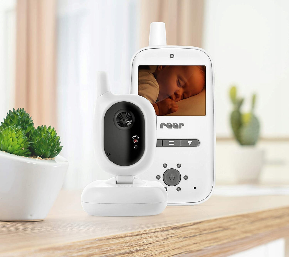 REER BabyCam digital baby monitor with 2.4" LCD display