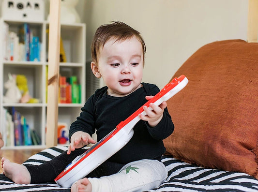 HAPE Baby Einstein ukulele 43 cm drewno, plastik, czerwony, dla dzieci 12 m+, do nauki i zabawy