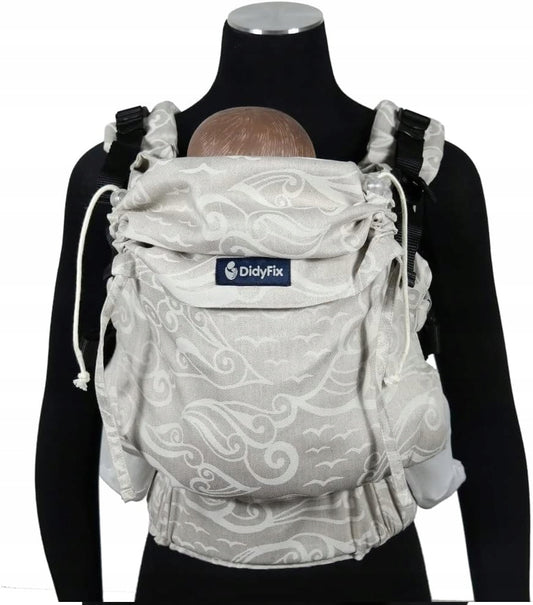 DIDYMOS DidyFix nosidełko ergonomiczne 0-25kg beżowe z tłoczeniami, noszenie przodem do rodzica na manekinie