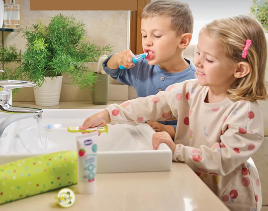 CHICCO fogkefe szett tapadókoronggal és eper ízű fogkrém + tok