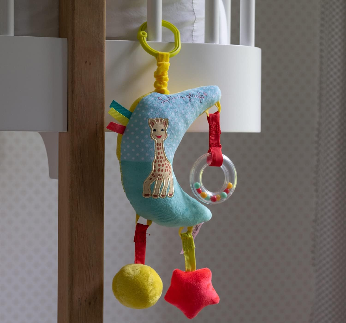 SOPHIE LA GIRAFE uro med spilledåse til barnevogn og tremmeseng 28 cm MÅNE