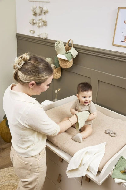 Meyco Baby Sand — pokrowiec na przewijaku w aranżacji z dzieckiem