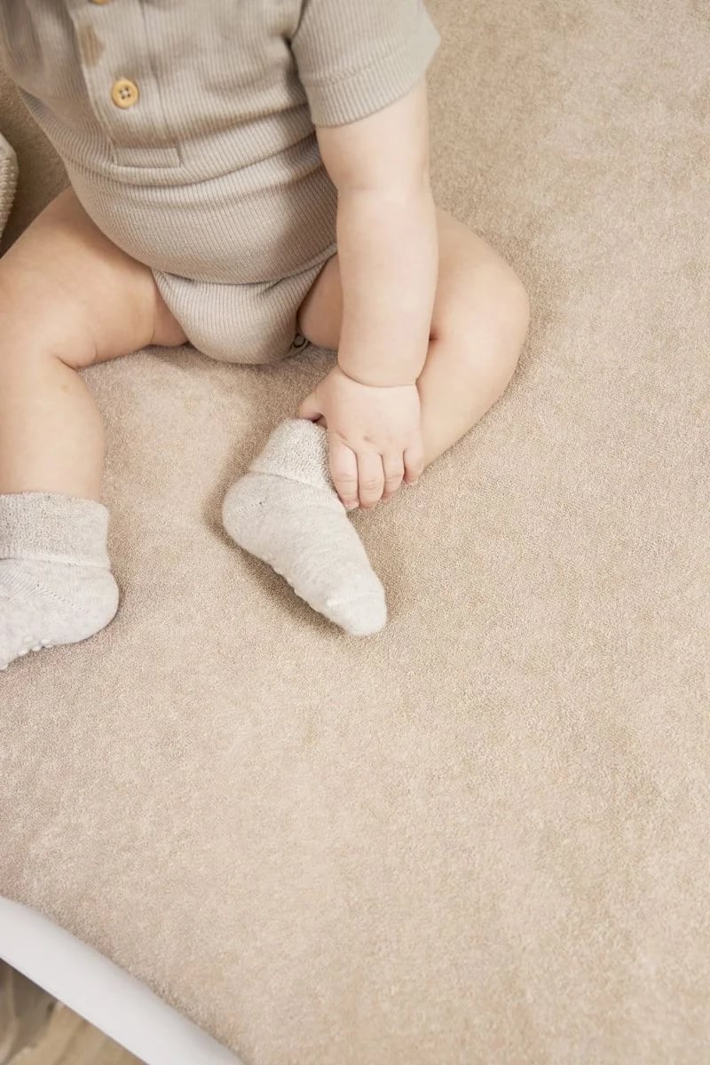 Meyco Baby Sand — zbliżenie materiału pokrowca podczas przewijania