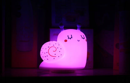 MINILAND Cosy Dreamer natlampe i silikone SNEGL 12,3 x 12,3 cm