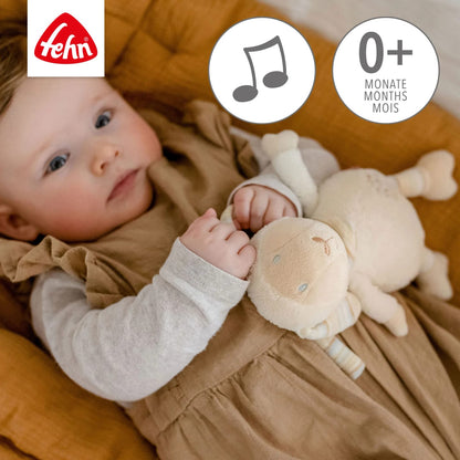 Fehn BabyLOVE owca — poglądowe zdjęcie dziecka z pozytywką