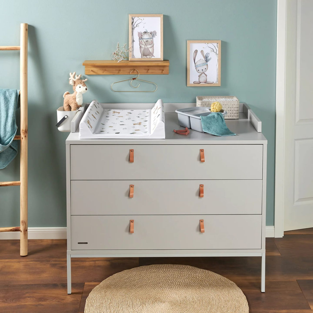 Rotho Babydesign Waldtiere — poglądowa aranżacja maty na komodzie