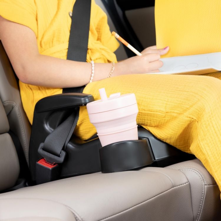 Graco Booster Basic R129 — poglądowe zdjęcie podstawki i uchwytu na napój w samochodzie