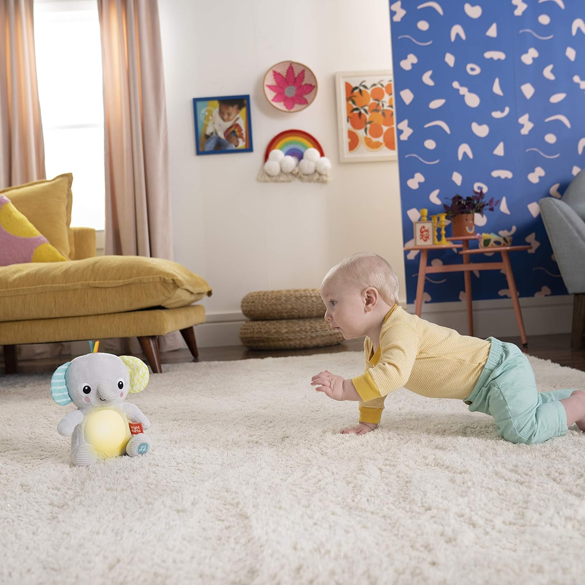 BRIGHT STARTS Huge-a-bye-Baby interaktív elefánt zenével és fényekkel 20 cm