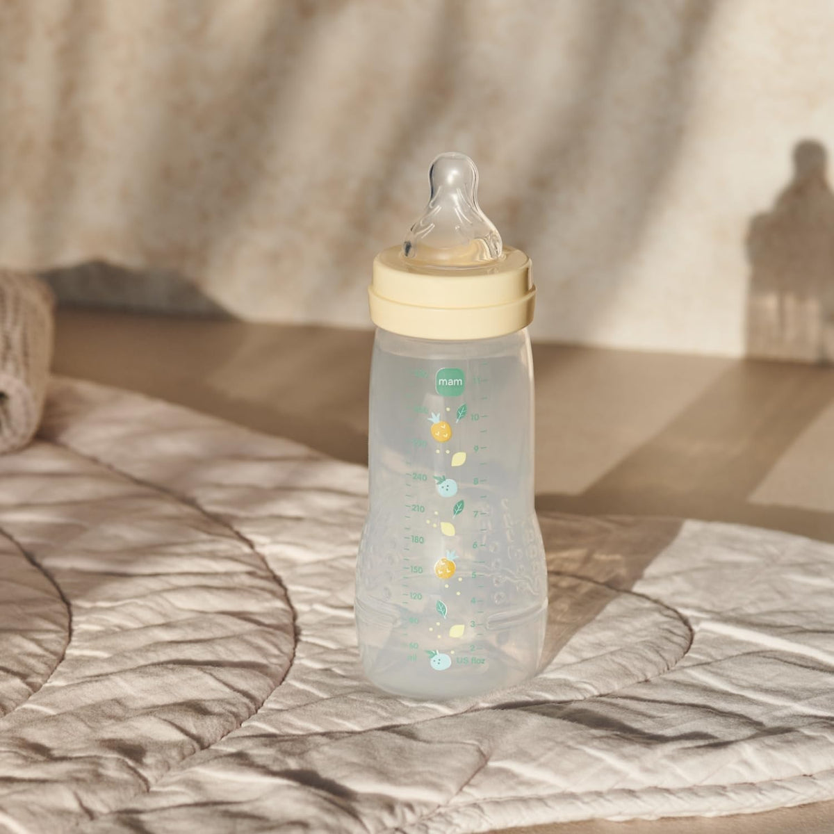 MAM Easy Active zestaw butelek 2x 330 ml 6 m+ smoczek 4 bardzo szybki, beżowa butelka z miarką