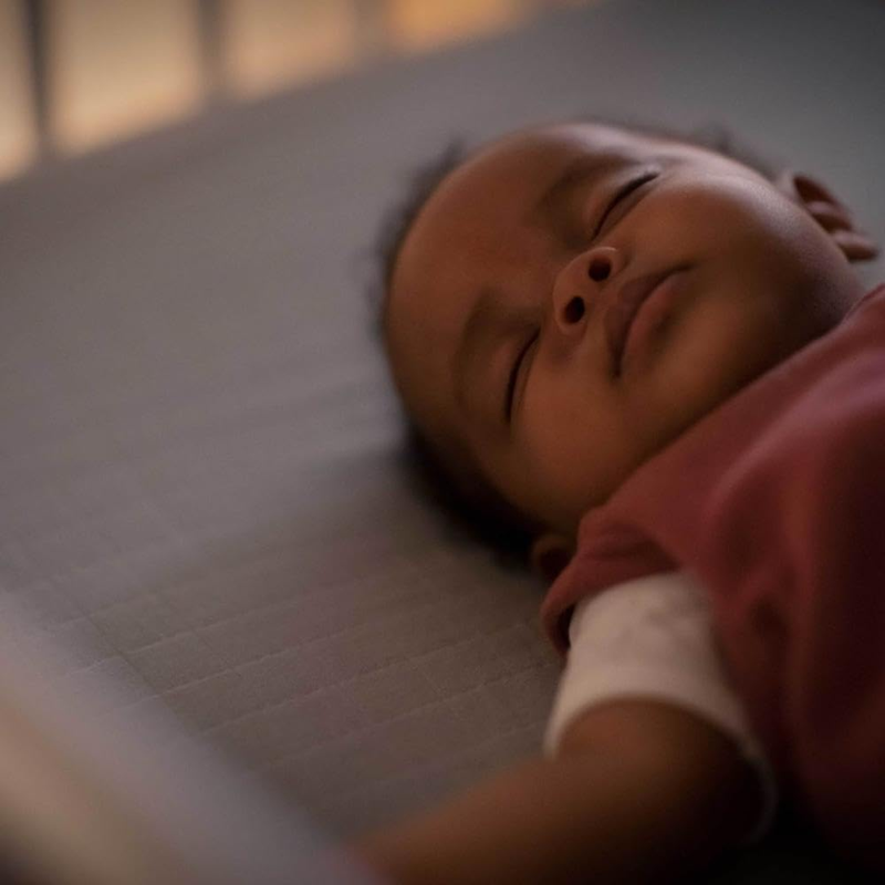 MAXI-COSI Glow intelligens éjjeli lámpa kiságy alá, applikációval, 30 cm