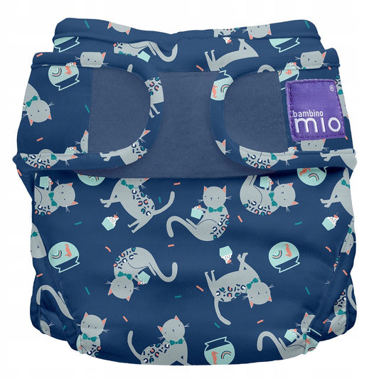 BAMBINO MIO otulacz na pieluchę <9kg w niebieski wzór koty, wielorazowy otulacz z podwójnymi gumkami