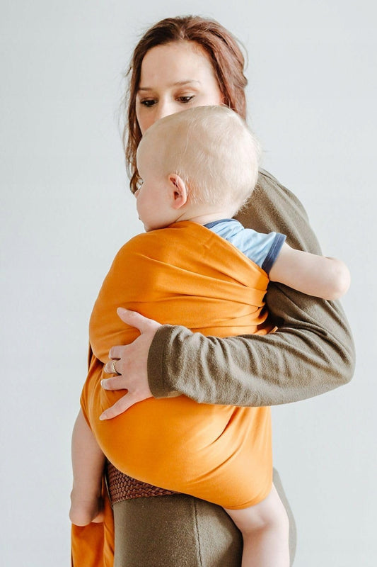 SHABANY chusta kółkowa do noszenia dziecka BAWEŁNA ORGANICZNA, mama nosi dziecko w pomarańczowym nosidle