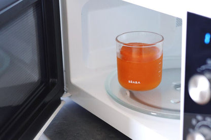Zdjęcie poglądowe Béaba Glass Portions – otwarty pojemnik z żywnością w kuchence mikrofalowej