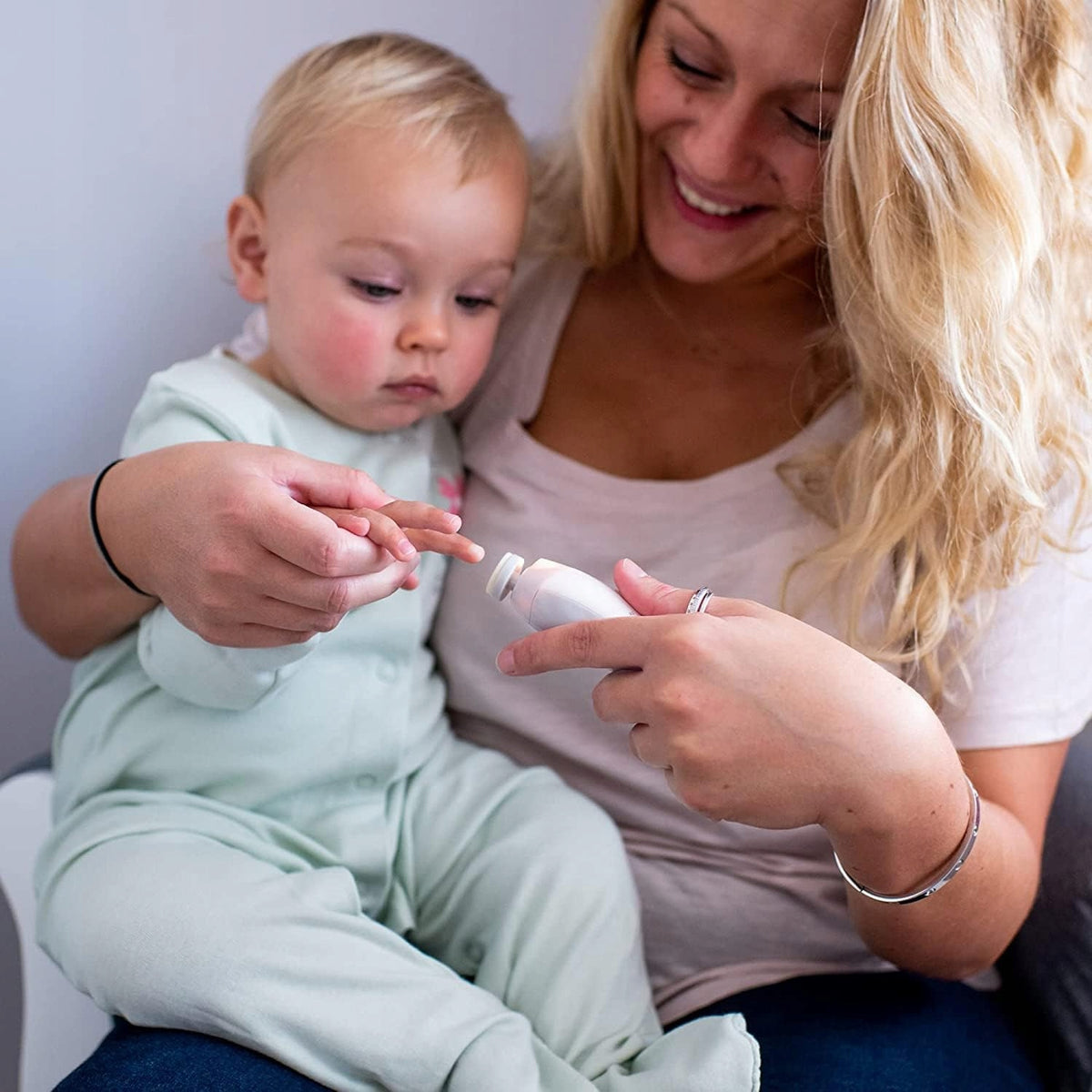 TOMMEE TIPPEE elektryczny pilnik do paznokci z lampką LED dzieci i dorośli "O