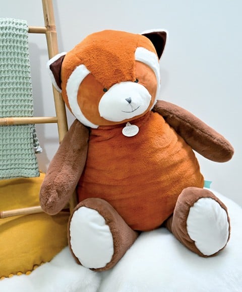Zdjęcie poglądowe Doudou et Compagnie DC4065 – siedząca panda czerwona w pokoju