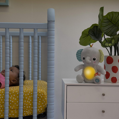 BRIGHT STARTS Huge-a-bye-Baby interaktív elefánt zenével és fényekkel 20 cm