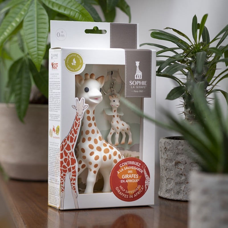 Zdjęcie poglądowe Sophie la Girafe GCF 516514 – pudełko edycji Sauvons les girafes na tle roślin