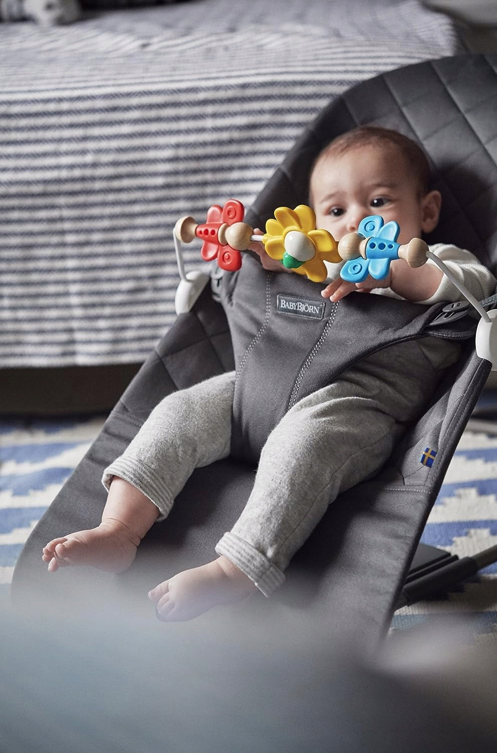 BABYBJORN Flying Friends bøjle i træ og plast til vippestol 31 cm