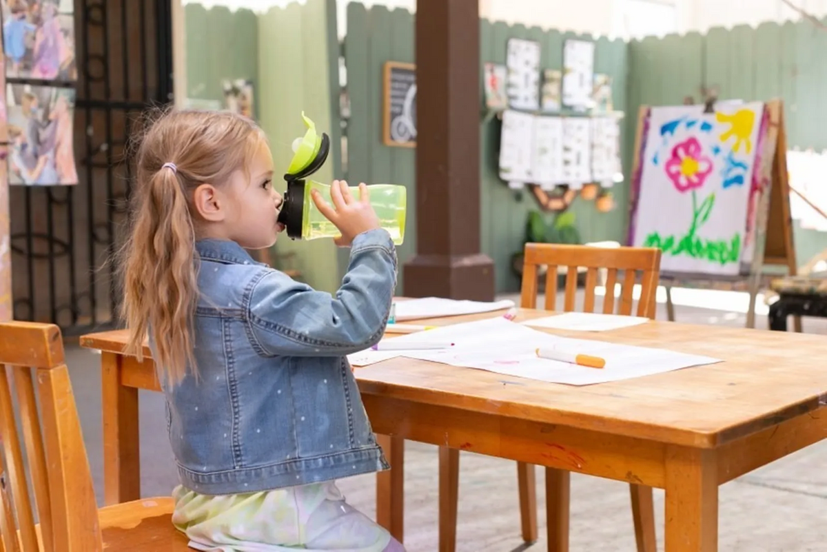CHICCO Kids Cup bidon kubek z twardym ustnikiem 350 ml 2 lata+ szybki przepływ