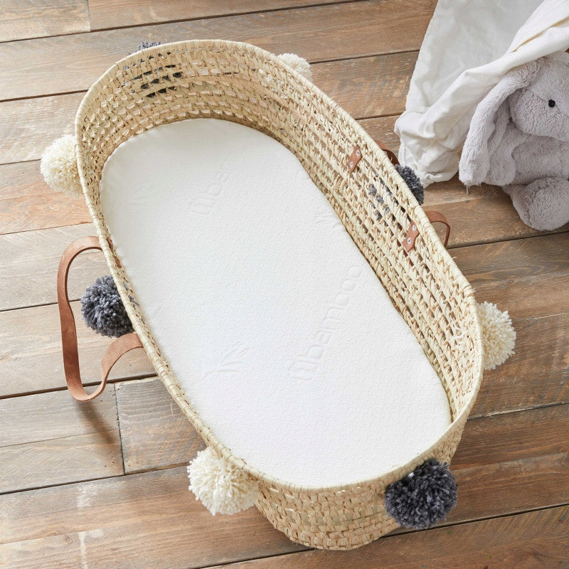 Zdjęcie poglądowe materaca Babysom Bamboo w koszu Mojżesza