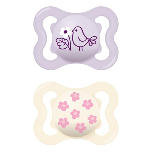 Dwa smoczki MAM Supreme: fioletowy z ptaszkiem i kremowy z różowymi kwiatami.