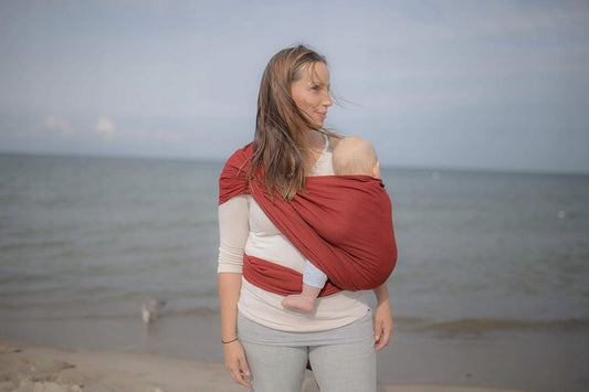 AMAZONAS Carry Sling chusta do noszenia dziecka do15kg 5,1m, czerwony model noszony przez mamę