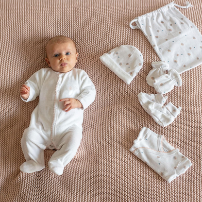 KINOUSSES zestaw dla noworodka 54cm, biały komplet bawełniany ze śpiochami, body, czapeczką, rękawiczkami i bucikami