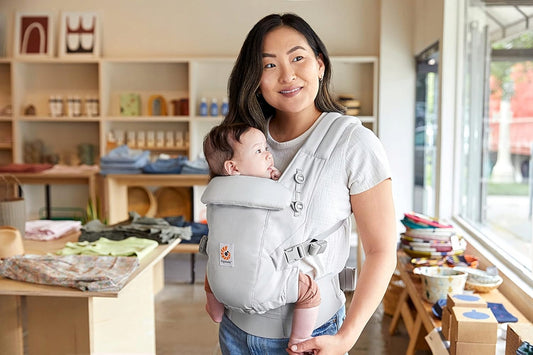 ERGOBABY ADAPT SoftTouch Cotton nosidełko ergonomiczne 3,2-20kg, szare, z dzieckiem w domu