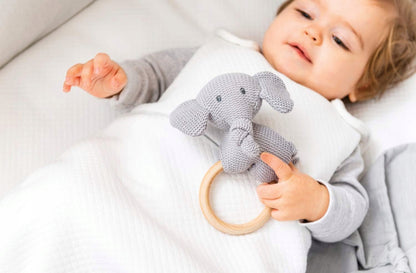 NATTOU katoenen-houten grijpspeeltje bijtring met rammelaar OLIFANT TEMBO 15 cm