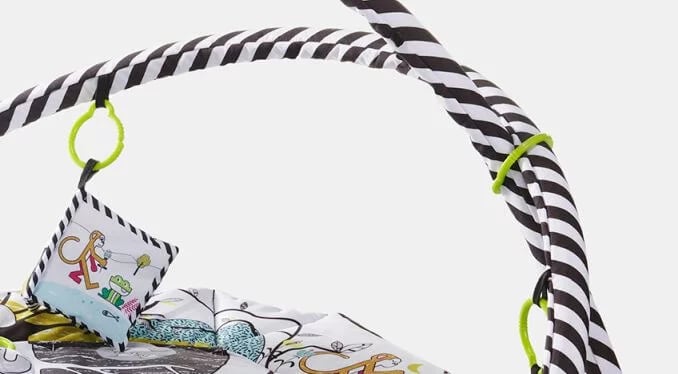 Kinderkraft Smartplay — zbliżenie pałąków i mocowań zawieszek