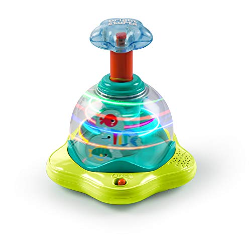 Zabawka Bright Starts Press Glow Spinner z niebieskim przyciskiem i zieloną podstawą.