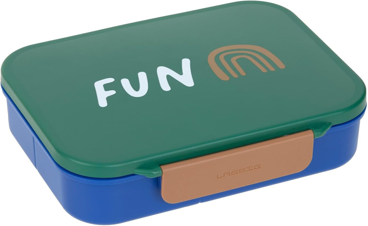 Zamknięta śniadaniówka Lässig Bento Tęcza z zieloną pokrywką, napisem FUN i rysunkiem tęczy.