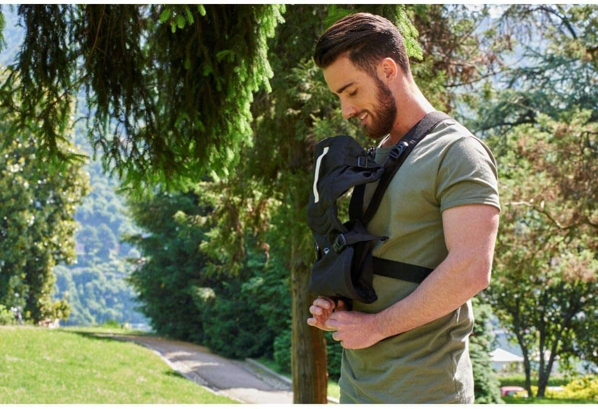 CHICCO EASY FIT nosidełko ergonomiczne czarne, mężczyzna nosi dziecko na spacerze w parku