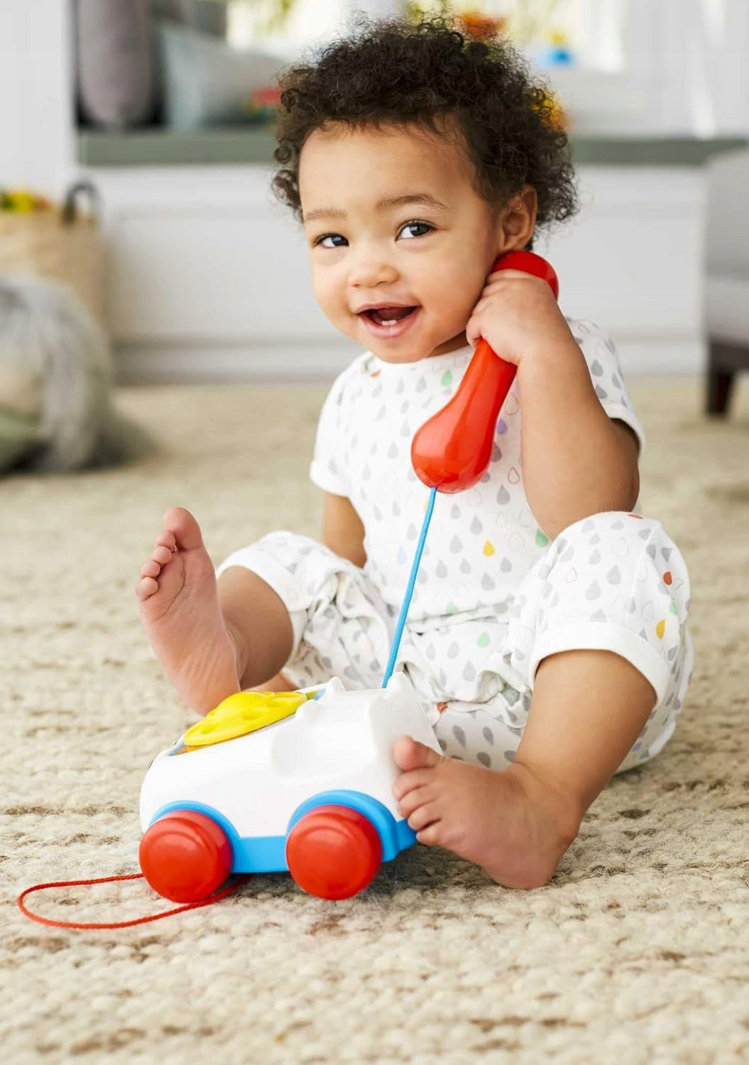 Zdjęcie poglądowe dziecka bawiącego się telefonem Fisher Price Chatter Telephone FGW66