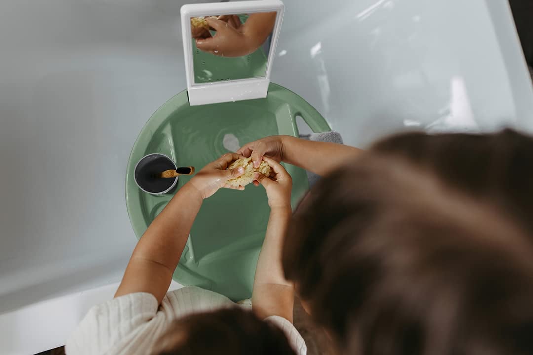 Zdjęcie poglądowe Rotho Kiddy Wash – mycie rąk w zielonej umywalce, widok z góry
