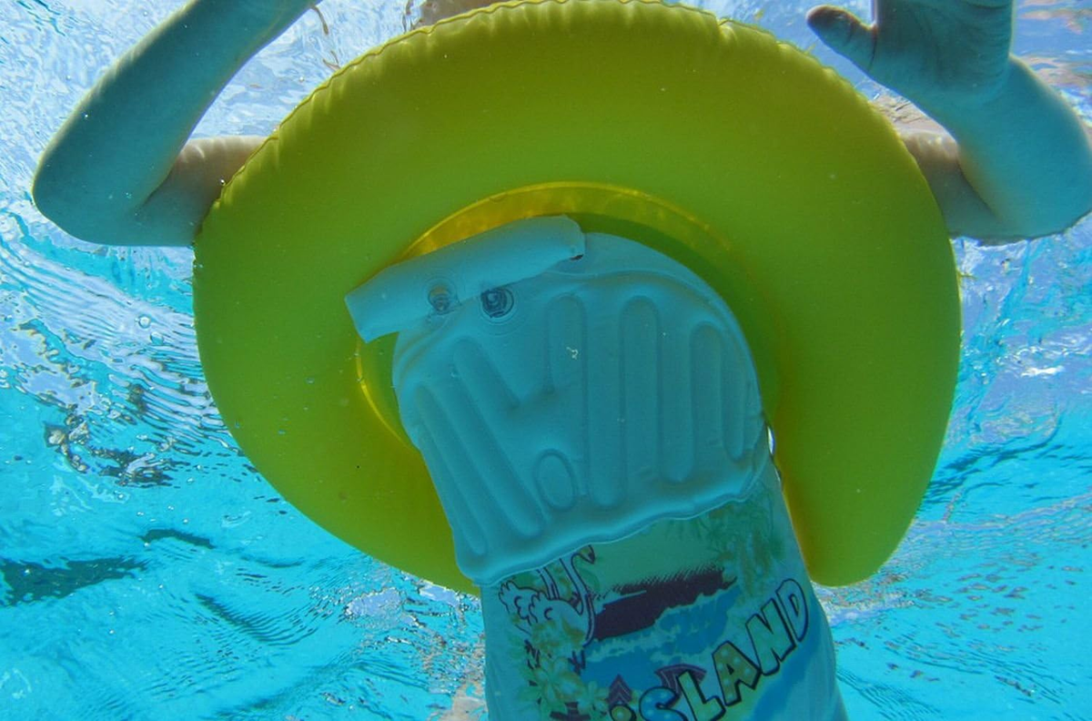 FREDS Swimtrainer úszógumi úszástanuláshoz 4–8 év 20–36 kg