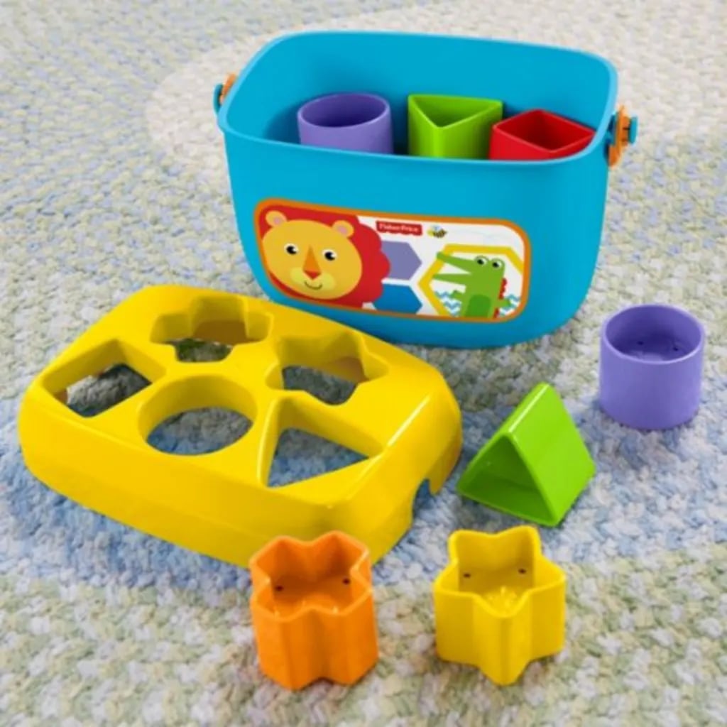 Fisher Price FFC84 — otwarty pojemnik z klockami i pokrywką obok