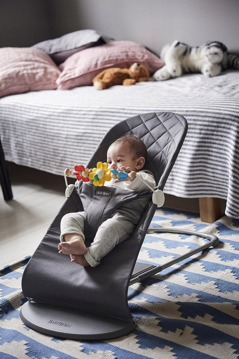 BABYBJORN Flying Friends bøjle i træ og plast til vippestol 31 cm