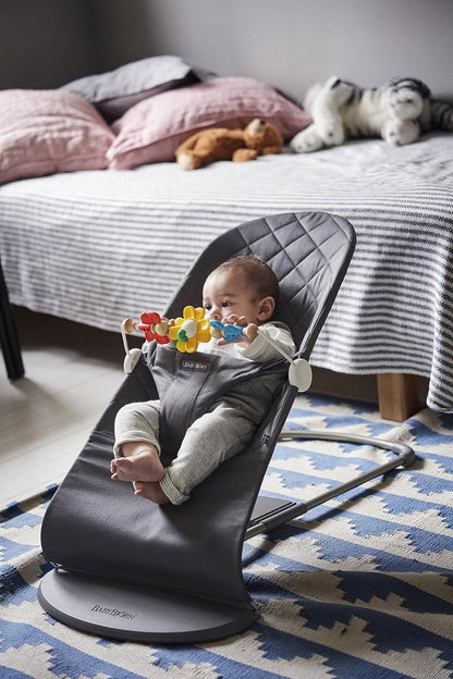 BABYBJORN Flying Friends bøjle i træ og plast til vippestol 31 cm