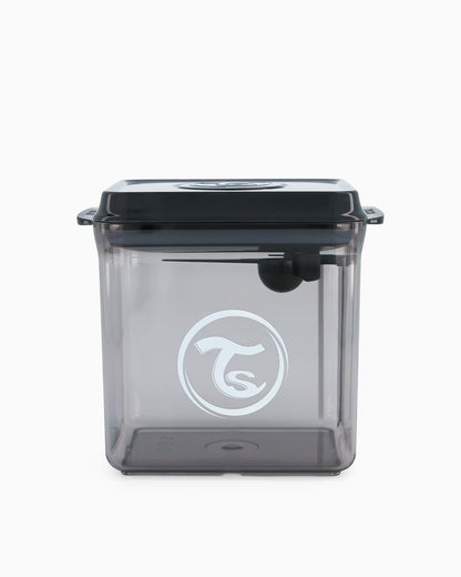 Przezroczysty pojemnik Twistshake z czarną pokrywą i logo, widok z przodu.